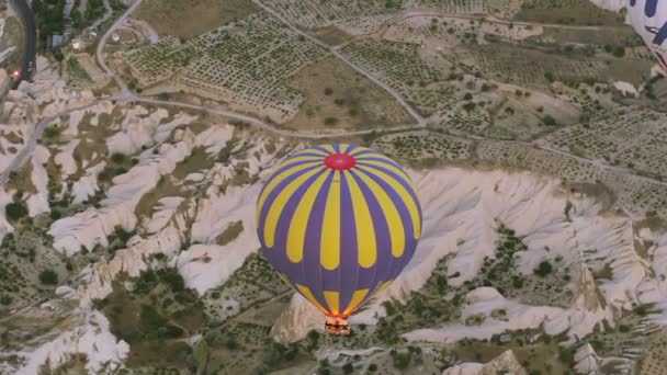 Repül át rock táj Cappadocia Kertész-Kéki hőlégballon — Stock videók