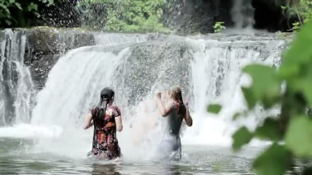 Chicas de niños se divierten en un río - bailando, abrazando y jugando con el agua — Vídeo de stock