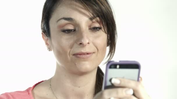 Весела молода жінка спілкується зі смартфоном — стокове відео