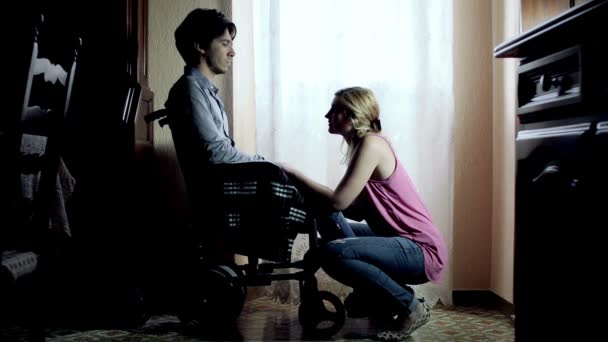 Femme tenant la main et caresse son mari handicapé déprimé — Video