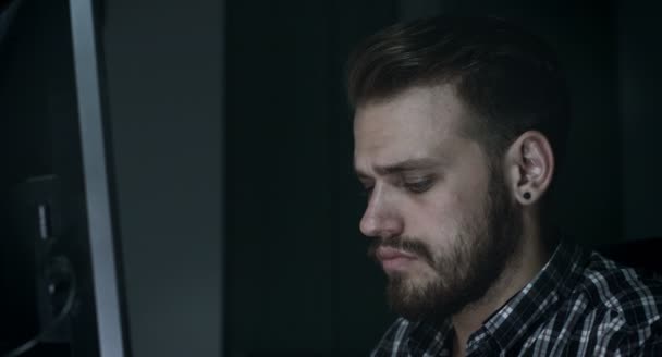 Young man using notebook computer: having chat on-line with social networks — Stock Video