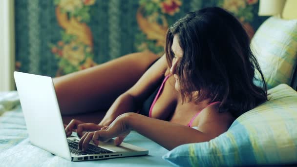 žena ve spodním prádle, surfování na internetu