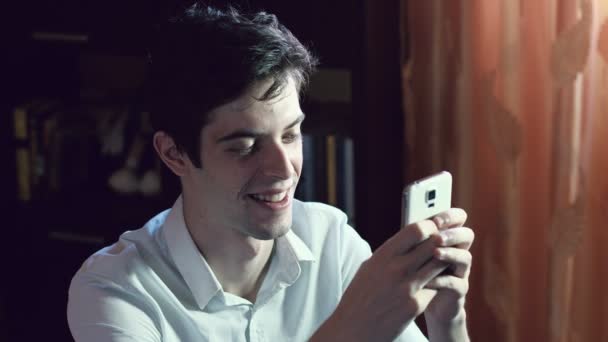 Usměvavý mladý muž messaging — Stock video