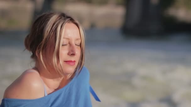 Beautiful Girl Relaxes Sunbathe Banks River Tiber Rome — Stock video