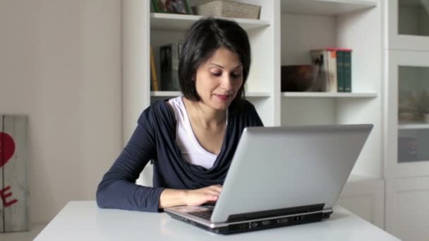 Meisje chatten op de computer — Stockvideo