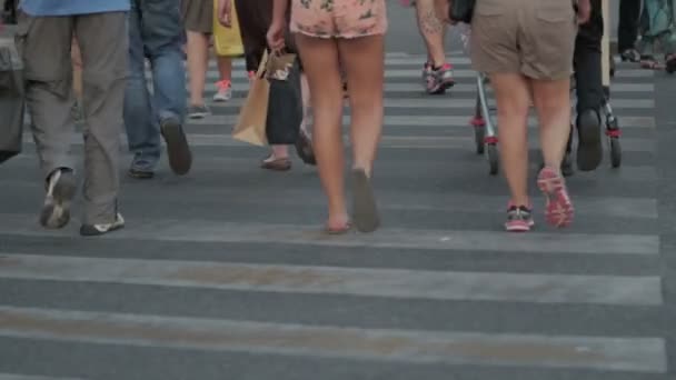 Рим, Италия, 8 июня 2014 г. - Люди, идущие на закате, длинные тени людей в силуэте анонимны — стоковое видео