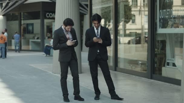 Hommes d'affaires utilisant un smartphone près de leur bureau : téléphone portable, communication — Video