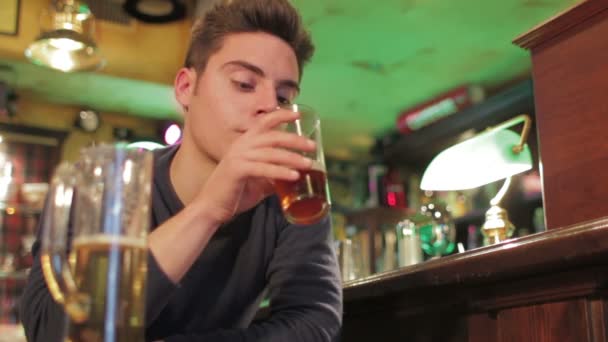 Triste hombre bebiendo cerveza — Vídeo de stock