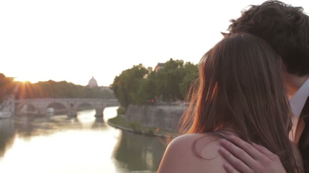 Deux amoureux admirent le coucher du soleil, avec le fond de Saint-Pierre - soleil — Video