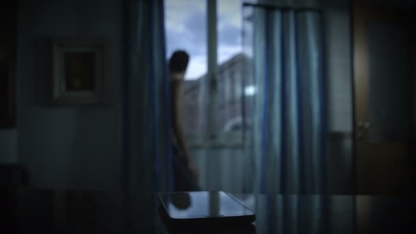 Sonnerie de téléphone cellulaire sur la table 