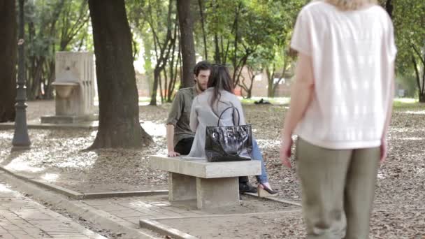 Traição: menina loira descobre seu namorado com outro no parque — Vídeo de Stock