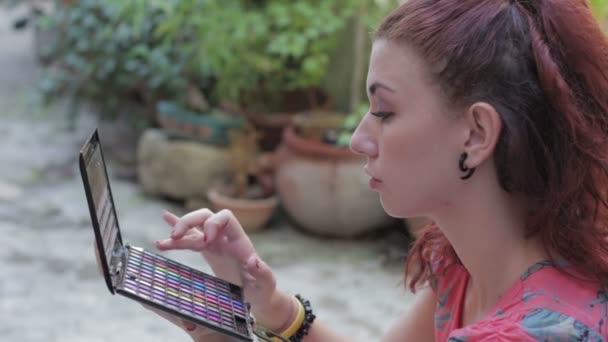 Fiatal nő alkalmazó smink — Stock videók