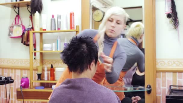 Friseur Fixiert Haare Einer Dunkelhaarigen Frau — Stockvideo