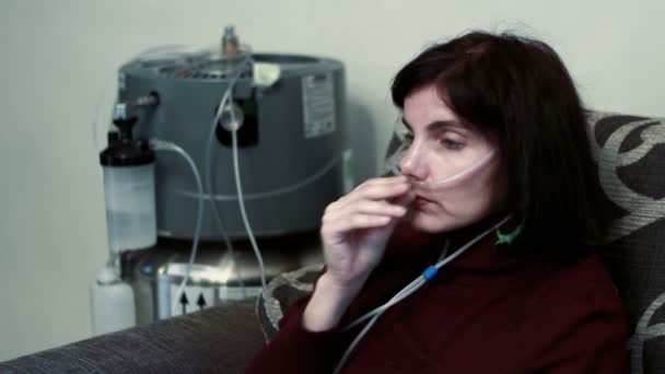 Sad woman with lung cancer — Stock Video