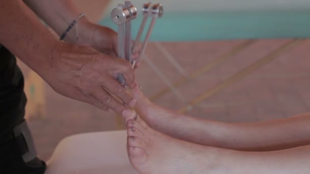 Tener masaje con tenedor de afinación — Vídeos de Stock