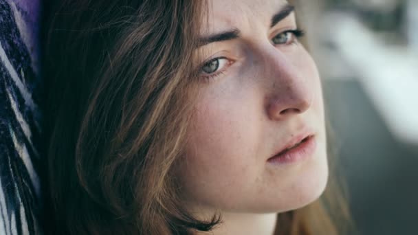 Mujer muy triste contra una pared — Vídeos de Stock