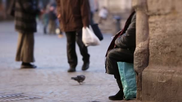 Een man geeft geld aan de zigeuners - dakloze — Stockvideo