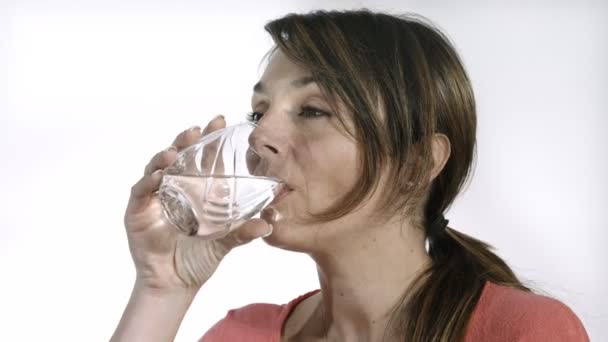 Jovencita bebiendo un vaso de agua — Vídeo de stock