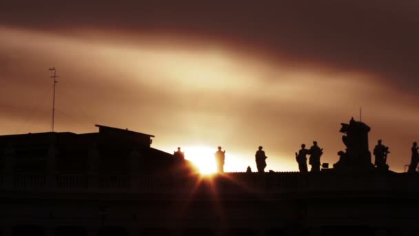 Colonnade of St. Peter's Square against the sun — Stock Video