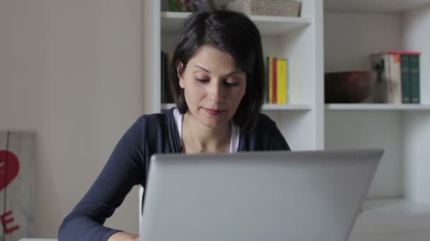 Chica charlando en el ordenador — Vídeos de Stock