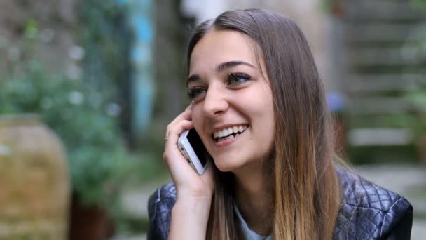 Женщина разговаривает по смартфону — стоковое видео