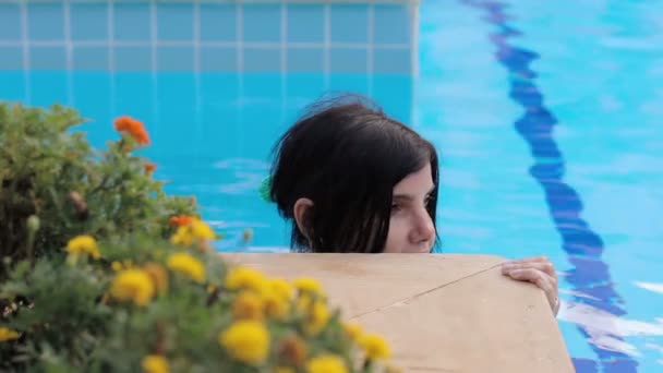 Γυναίκα χαλαρώνει στην πισίνα — Αρχείο Βίντεο
