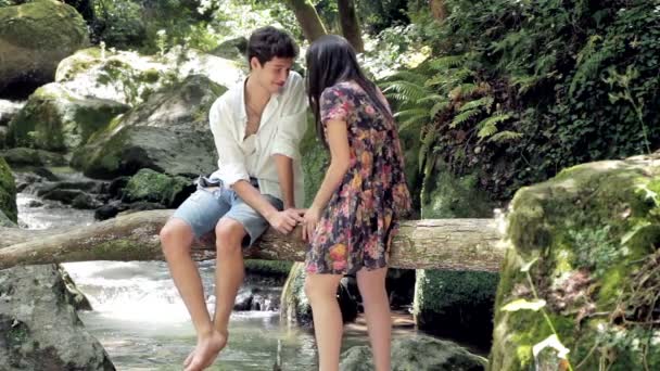 Amor e natureza - parque - rio - cachoeira - beijo — Vídeo de Stock