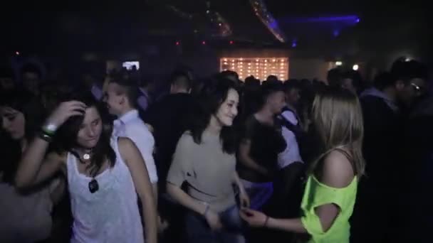 Multidão festejar e dançar — Vídeo de Stock