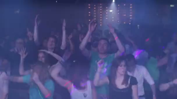 Muchedumbre fiesta y baile — Vídeo de stock