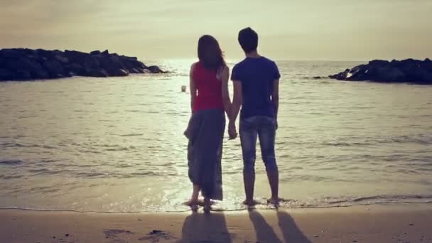 两个恋人大通 （运行） 和接吻在海边的沙滩--爱-日落 — 图库视频影像