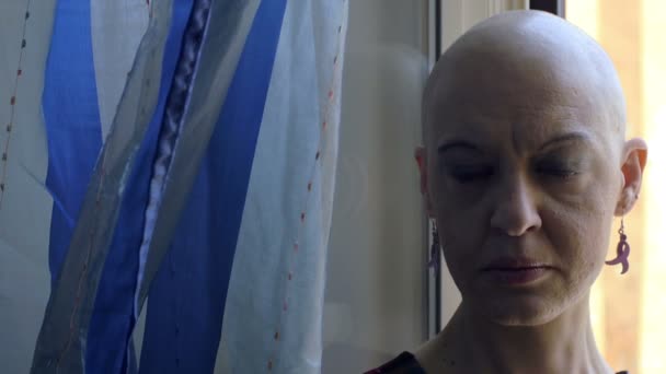 Ensamhet av en kvinna med cancer: porträtt, sjukdom, rädsla, kemoterapi, 4k — Stockvideo