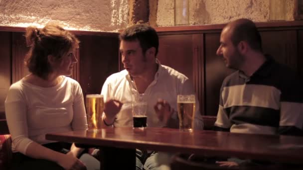 Tres amigos brindando cerveza en un pub — Vídeo de stock