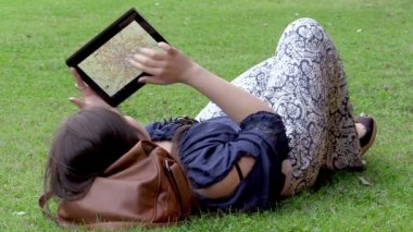 Tablet bilgisayar kullanan genç bir kadın