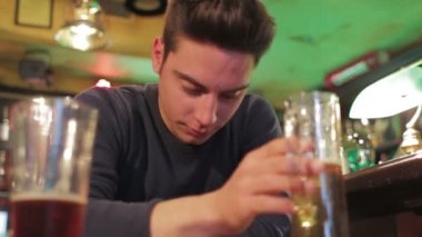 üzgün adam bira içmek