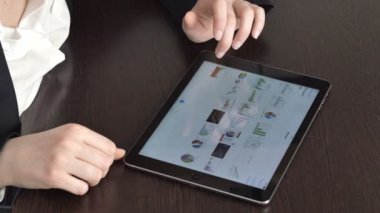 grafikler ve finansal veri ile çalışan kadın