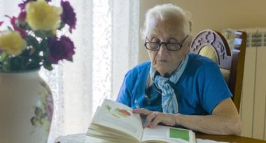 Yaşlı kadın botanik bir kitap okur