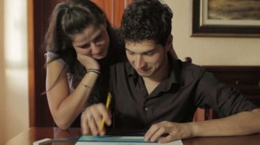 Öğrenciler eğlenceli bir mimari tasarım - lover - sınav - kahkaha - öpücük yaptığını var