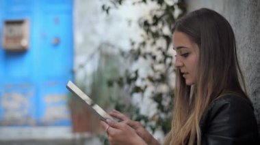 Tablet bilgisayarı kullanan genç