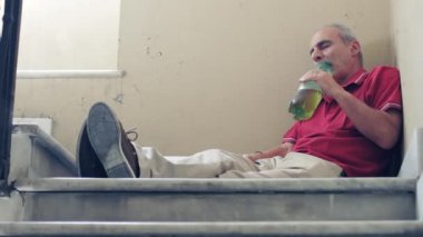 yaşlı adam kanepede oturan bir dondurma yeme: Sakin ol, buzlu şeker, sıcak yaz