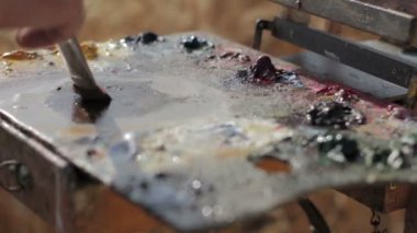 ressam ile fırça renkleri karıştırma