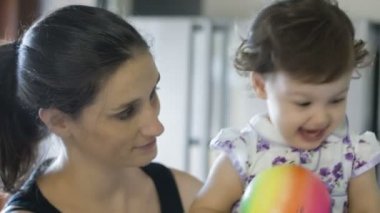 Anne ve kızı oynuyorsun