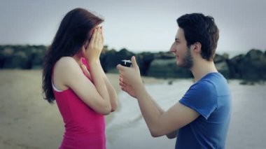 nişan - nişan - adam bir kadınla bir yüzük verir - öpücük