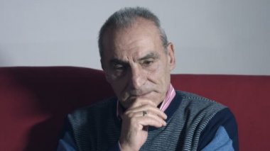 düşünceli üzgün adam