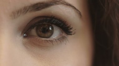 genç kadının gözü