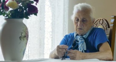 Tespih ile dua düşünceli ve depresif yaşlı kadın