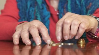 onun küçük para kalan zavallı yaşlı kadın sayar