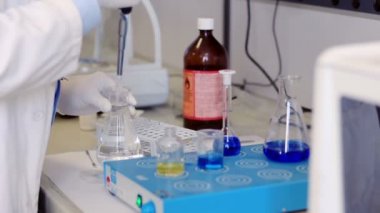 Genetik laboratuarında çalışan scentist