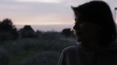 Dalgın hüzünlü kadın 