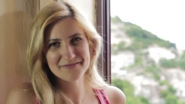 gülen ve gülümseyen genç kadın