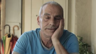 üzgün ve depresyonda yalnız evde oturan ihtiyar: yalnızlık, üzüntü, 4k